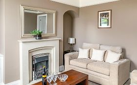 Cedar House - Quaint Victorian Home With Free Parking